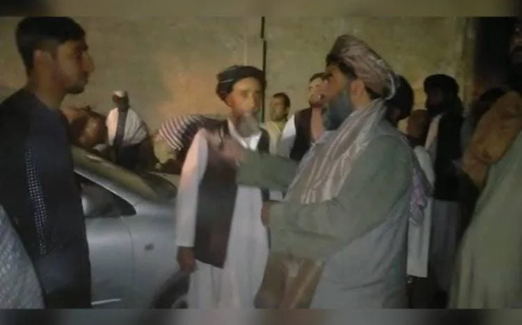 “Tolibon” sobiq hukumat kuchlarining uyida tintuv o'tkazib, o'lim bilan tahdid qilmoqda
